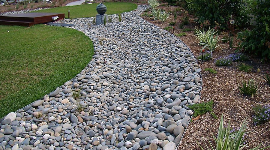 edging_0_steel-soil-barrier-for-curved-river-bed-garden