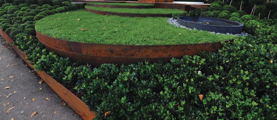 Best lawn edging? Lawn areas and garden beds need a solid edge for clean, crisp definition and easy maintenance, Formboss edging and edging products is ideal for this purpose.